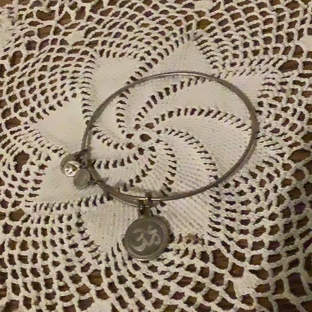 ❤️3 for $20❤️EUC Alex and Ani Silver Om Bracelet